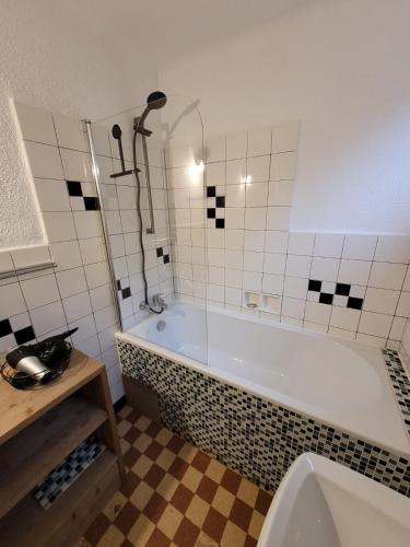 une salle de bain avec baignoire et toilettes dans l'établissement L'Arc en Ciel, à Bleurville