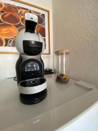 une cafetière assise au-dessus d'un comptoir dans l'établissement Appartement 50 m de la plage vue mer, à Sainte-Marie-la-Mer