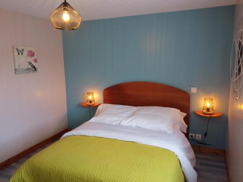 - une chambre dotée d'un lit avec deux lumières dans l'établissement gite proche de la ria d'ETEL, à Plouhinec