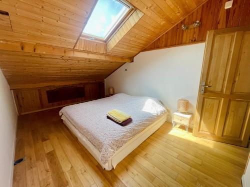 Postel nebo postele na pokoji v ubytování Grande maison avec jardin