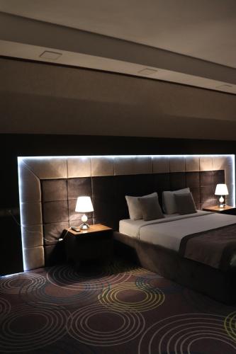 Postel nebo postele na pokoji v ubytování Volga Hotel Baku