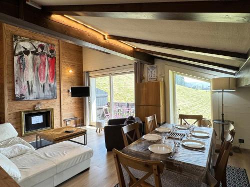 un salon avec une table et un canapé dans l'établissement Appartement cosy avec balcon, wifi et garage aux Gets - FR-1-623-159, aux Gets