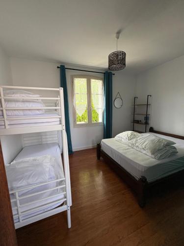 Katil atau katil-katil dalam bilik di Maison 6,8 pers a proximité des plages