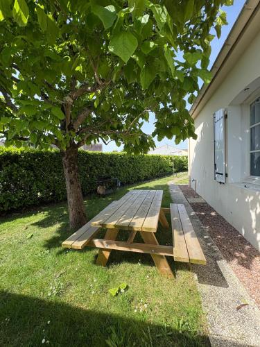 Taman di luar Maison 6,8 pers a proximité des plages