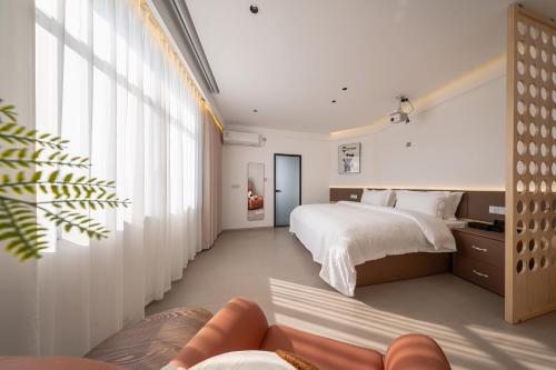 a bedroom with a large bed and a couch at 一花一树音影民宿Tian Men mountian Branch in Wangjiazhai