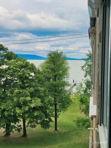 Vízparti gyermekbarát teljesen felújított Apartman, őrzött, saját strand, parkoló, étterem