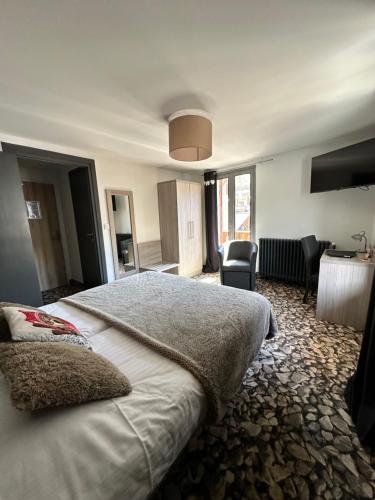 a bedroom with a large bed in a room at Hôtel-Chalet les Mélèzes in Valloire