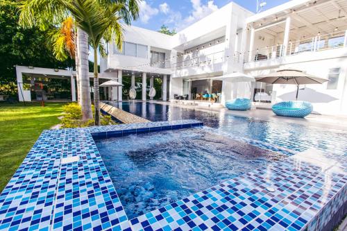 a swimming pool in the backyard of a house at Casa Quinta Carmen de Apicala in Carmen de Apicalá