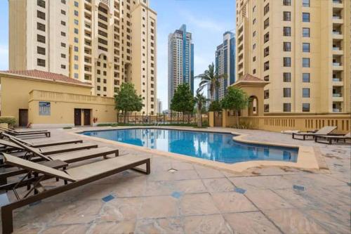 Bazen u ili blizu objekta Chic 2BR Steps to JBR Beach