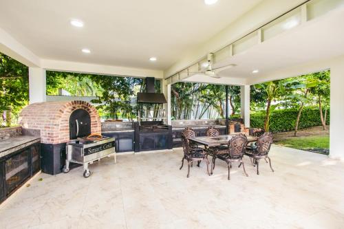 a patio with a table and chairs and a brick oven at Casa Quinta Carmen de Apicala in Carmen de Apicalá