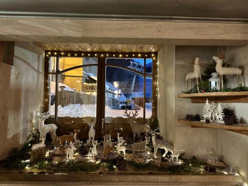 a window filled with christmas decorations in a room at Hôtel-Chalet les Mélèzes in Valloire