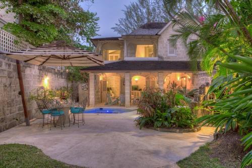 Casa con patio con sillas y sombrilla en Waverly One townhouse, en Saint Peter