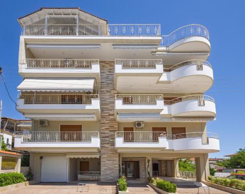 ネア・カリクラティアにあるKallikratia Suites 1の側面にバルコニーがある建物