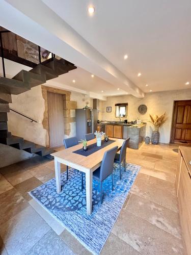 une cuisine et une salle à manger avec une table et des chaises dans l'établissement Gîte les hirondelles, à Aigaliers