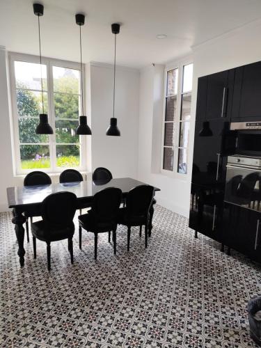 - une cuisine avec une table à manger et des chaises dans l'établissement Beautiful 19th century host house near from Etretat, aux Loges