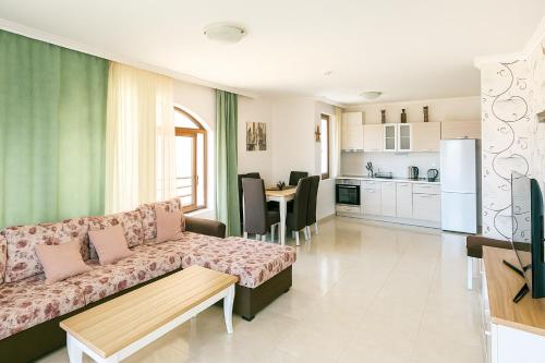 Kuchyň nebo kuchyňský kout v ubytování Olymp SkyView Apartment