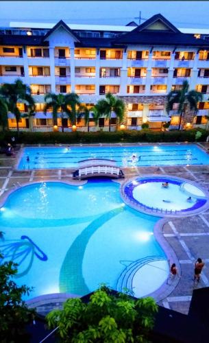 Bazén v ubytování Cozy Condo FREE POOL PASS in Pasig Cainta Rizal nebo v jeho okolí