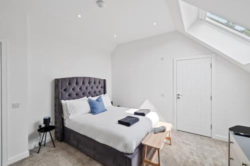 Ένα ή περισσότερα κρεβάτια σε δωμάτιο στο FLOUR MILL HOUSE at PITKERRO MILL, 4 double bedrooms, TVs, 3 en-suite, separate shower, wc, fully equipped kitchen, games room, large family lounge, private parking, WiFi, private garden and courtyard, long stay rates available through Honeycomb Hosts