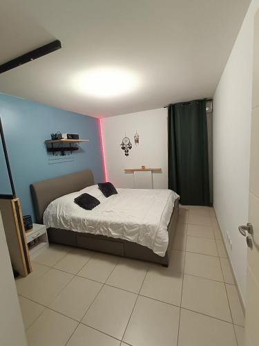 une chambre avec un lit avec une bande rose sur le mur dans l'établissement Appartement T3 garage privé terrasse, à Toulon