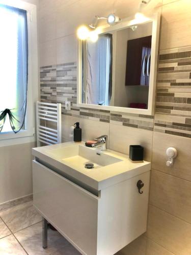 une salle de bain avec un lavabo et un miroir dans l'établissement Très bel appartement proche des Gorges du Verdon, à Régusse