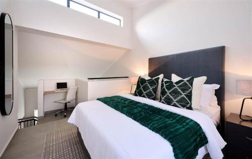 Ένα ή περισσότερα κρεβάτια σε δωμάτιο στο The Knights Luxury Apartment