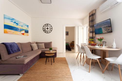 Posezení v ubytování Cozy Apartment 50m from the sea