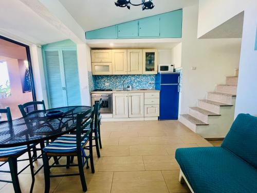 a kitchen and dining room with a table and chairs at Villa Acquamarina a 2 passi dal mare in Simius