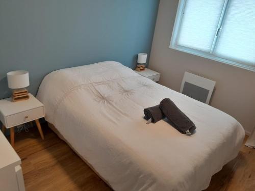 une chambre avec un lit avec un chapeau dessus dans l'établissement Wissant-sur-Mer, à Wissant