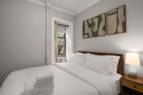 Katil atau katil-katil dalam bilik di Sleek Lower East Side Retreat