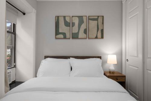 Katil atau katil-katil dalam bilik di Sleek Lower East Side Retreat