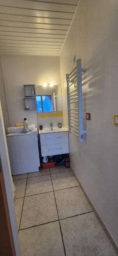 une petite salle de bain avec un lavabo et une fenêtre dans l'établissement Studio 181 Albion Residence Beautiful view and pool!, à Aix-les-Bains