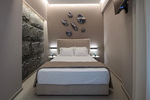 Postel nebo postele na pokoji v ubytování Acropoleos Suites