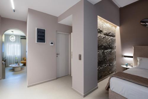 Postel nebo postele na pokoji v ubytování Acropoleos Suites