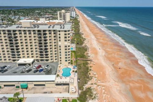 オーモンド・ビーチにあるCozy Ocean Condo with Pool & Moreの海岸と建物の空中を望む