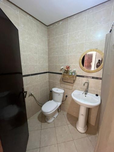 un baño con inodoro y lavabo en Ap1 angad saidia, en Saidia 