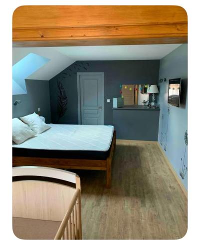 - une chambre avec un lit doté d'un cadre en bois dans l'établissement La maison du bonheur au cœur du Morvan, à Moux-en-Morvan