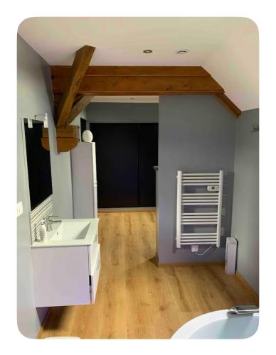 La salle de bains est pourvue d'un lavabo blanc. dans l'établissement La maison du bonheur au cœur du Morvan, à Moux-en-Morvan