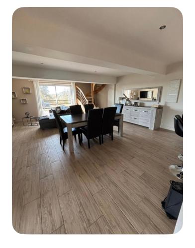 un salon avec une table et des chaises et une cuisine dans l'établissement La maison du bonheur au cœur du Morvan, à Moux-en-Morvan