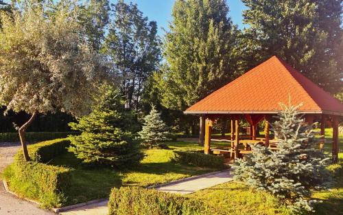 グラボヴァツにあるSEDRA Holiday Resort-Adults Only-Bed & Breakfastの木々の集まる公園内の展望台