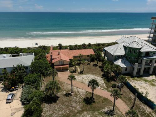 una vista aérea de una casa y la playa en Direct Oceanfront Massive Home with Private Beach Walkway, en Daytona Beach
