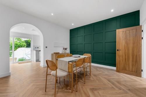 Gambar di galeri bagi Whitefield 2BR Retreat, Free Parking & WiFi, Near Manchester di Whitefield