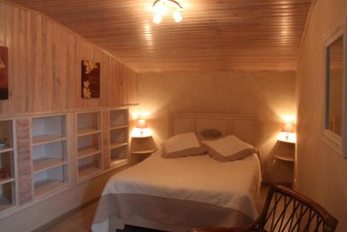 une chambre avec un lit avec deux oreillers dessus dans l'établissement Gîte Au Bonheur des Hôtes en Auvergne, à Égliseneuve-près-Billom