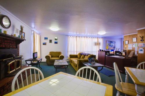 Margaretville的住宿－馬加特維爾汽車旅館，客厅配有沙发和桌子