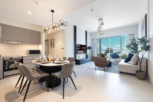 O bucătărie sau chicinetă la Luxury2BR Sea View Hot Tub Walk to Burj Dubai Mall