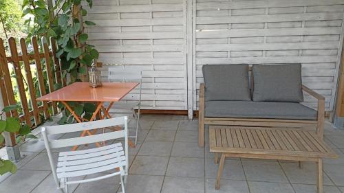 een stoel en een tafel op een patio bij Cozy independent studio in Roussillon en Isere