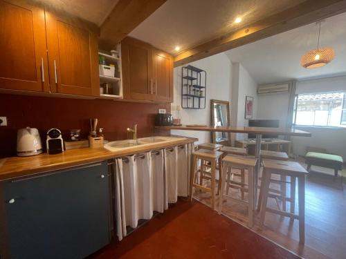 une cuisine avec des armoires en bois et un comptoir dans l'établissement Le Duplex des Papes, à Avignon