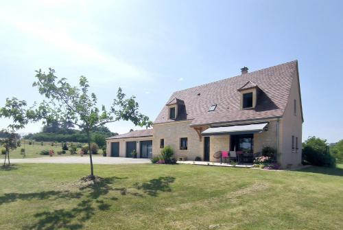 a large house with a grass yard at Villa Poujol en Dordogne, piscine chauffée in Saint-Crépin-et-Carlucet