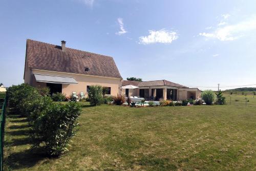 une maison avec une cour herbeuse et une maison dans l'établissement Villa Poujol en Dordogne, piscine chauffée, à Saint-Crépin-et-Carlucet