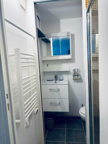 une petite salle de bain avec un lavabo et des toilettes dans l'établissement Studio proche Tram T2, à Courbevoie