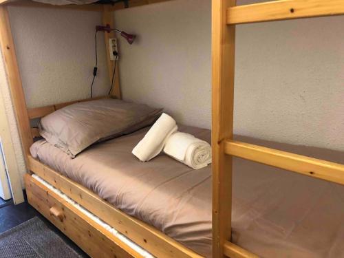 - un lit superposé avec 2 oreillers au-dessus dans l'établissement Studio 4 pers rénové, vue pistes - Les Orres 1650, à La Celle-sous-Gouzon